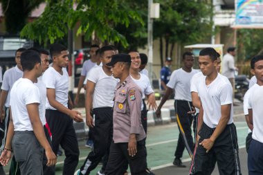 Sorong, Batı Papua, Endonezya, 19 Ağustos 2021. Endonezya Polisinin yetkisiz adaylarının fiziksel gelişimi