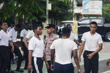 Sorong, Batı Papua, Endonezya, 19 Ağustos 2021. Endonezya Polisinin yetkisiz adaylarının fiziksel gelişimi