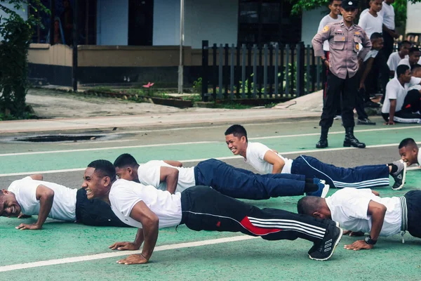 Sorong, Batı Papua, Endonezya, 19 Ağustos 2021. Endonezya Polisinin yetkisiz adaylarının fiziksel gelişimi