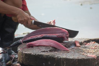 Çeşitli balıklar yerel balık pazarında satılıyor.