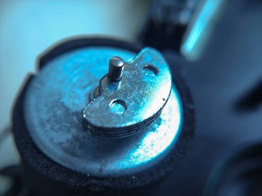 Dengeleyici. Bir konsol oyununun joystick içerisindeki bileşenleri