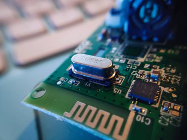 Bir konsol oyununun joystick içerisindeki bileşenleri