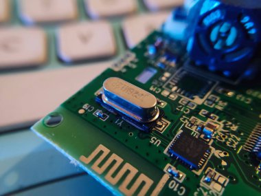 Bir konsol oyununun joystick içerisindeki bileşenleri