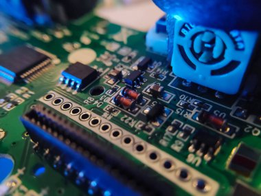 Bir konsol oyununun joystick içerisindeki bileşenleri