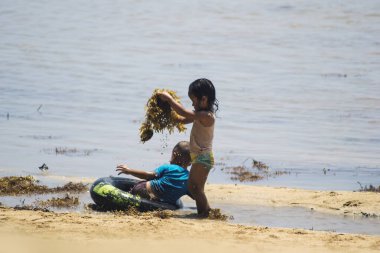 Kasuari Burnu, Sorong, Batı Papua, Endonezya, 22 Ağustos 2021. Çocuklar sahilde iyi vakit geçiriyor..