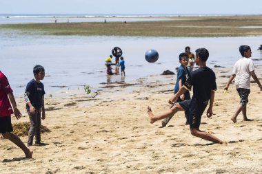Kasuari Burnu, Sorong, Batı Papua, Endonezya, 22 Ağustos 2021. Çocuklar sahilde iyi vakit geçiriyor..