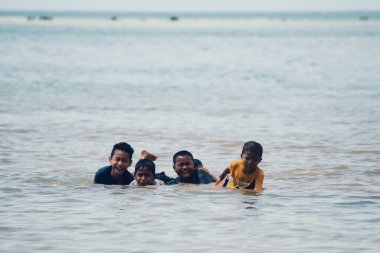 Kasuari Burnu, Sorong, Batı Papua, Endonezya, 22 Ağustos 2021. Çocuklar sahilde iyi vakit geçiriyor..