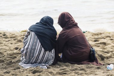 Kasuari Burnu, Sorong, Batı Papua, Endonezya, 22 Ağustos 2021. İnsanlar sahilde iyi vakit geçiriyor..