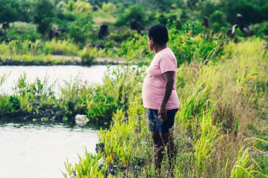 Sorong, Batı Papua, Endonezya, 31 Ağustos 2021. Göl balıkçıları mangrov ormanlarındaki bir gölde balık avlıyorlar.