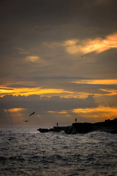 Zwei Fischer Fischen Abends Der Küste Teneriffas Bei Stürmischer See — Stockfoto