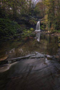 Falkirk yakınlarındaki Westquarter Glen 'de şelale.
