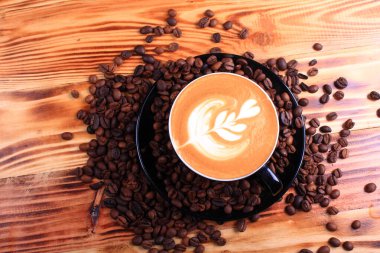 Espresso ve süt buğulama ile yapılmış kahve içeceği. Bu terim, 