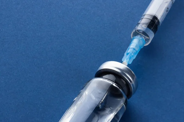 Ampola médica para injeção em azul. Medicamento para vacinação. — Fotografia de Stock