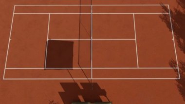 Bir tenis sahası, yüksek açılı görüş.