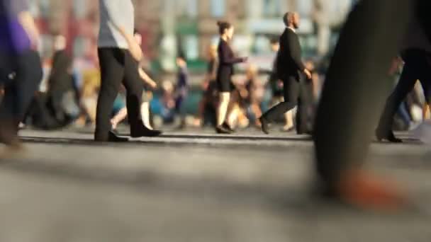 Orang Orang Lewat Jalan Sibuk Sudut Pandang Rendah — Stok Video