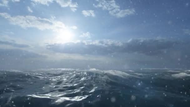 Πτήση Κάμερα Πάνω Από Την Άγρια Θάλασσα Ενάντια Γαλάζιο Ουρανό — Αρχείο Βίντεο