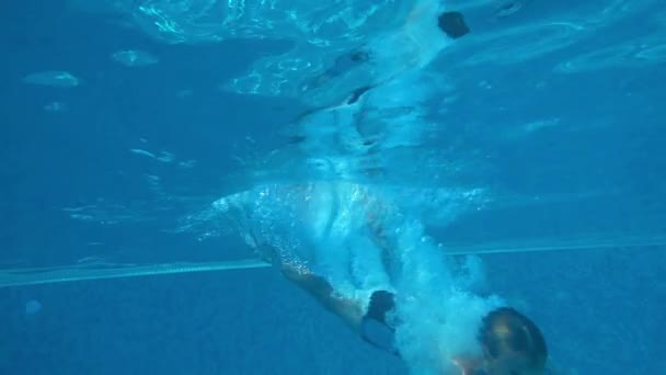 Junge Springt Pool Taucht Unter Und Zieht Sich Hoch — Stockvideo