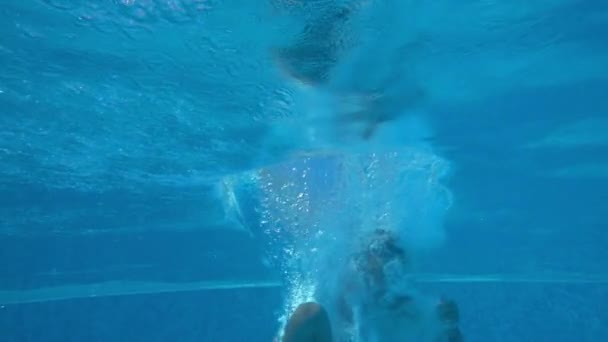 Τεράστιες Φυσαλίδες Νερού Σχηματίζονται Ένα Μικρό Αγόρι Πηδά Στην Πισίνα — Αρχείο Βίντεο