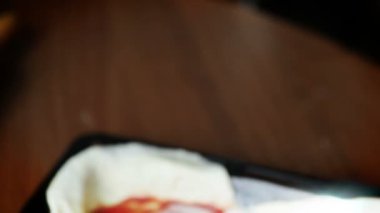 Pastırma pizza üzerine koyarak adam