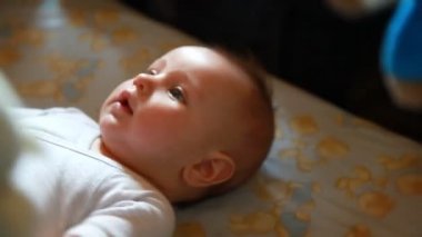 Çocuk oyuncaklarla oynuyor