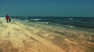 Anne ve çocuk sahilde çalıştıran