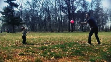 Baba oğul top oynuyorlar.