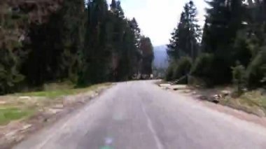 Kıvrımlı yol benzin istasyonunda biten