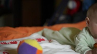 Çocuk oyuncakla oynuyor