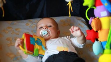 çocuk onun oyuncakları ile oynarken