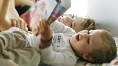 Anne ve çocuk öyküleri okurken