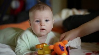 Çocuk oyuncakla oynuyor