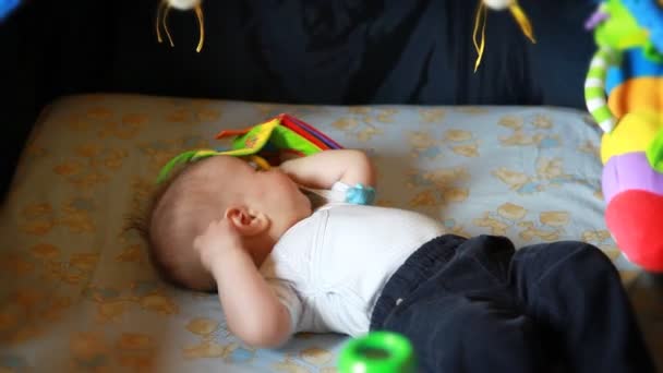 Menino brincando com brinquedos — Vídeo de Stock