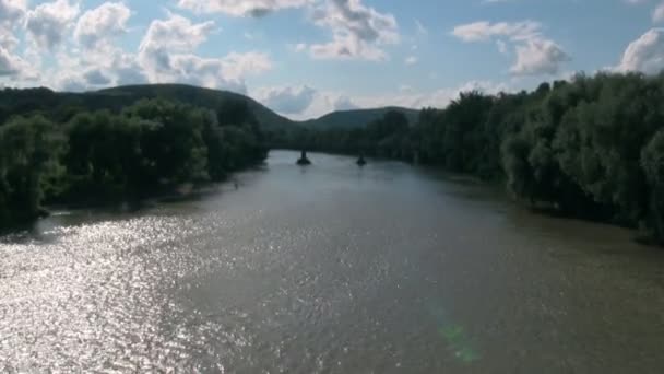 Pescatore sul fiume nella giornata di sole — Video Stock