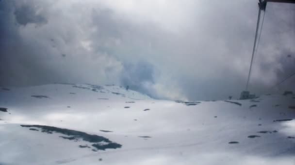 Subida de teleférico na montanha — Vídeo de Stock