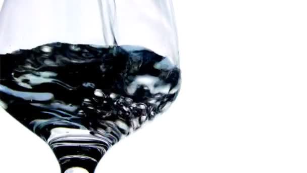 Gieten van water in glas — Stockvideo