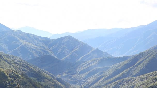 Гірський горизонт до міста — стокове відео
