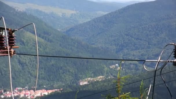 Электрические столбы в горах — стоковое видео
