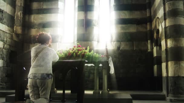 Жінка молиться в церкві — стокове відео