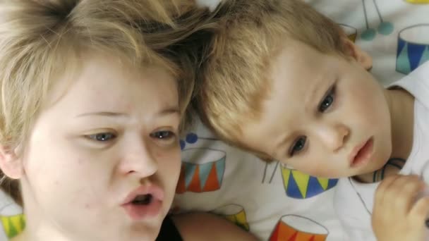 Anya és fiú olvasó történetek — Stock videók