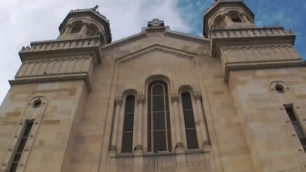 Kerk met bewolkte hemel op achtergrond — Stockvideo