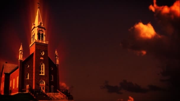 Iglesia al atardecer con nubes en el cielo — Vídeo de stock