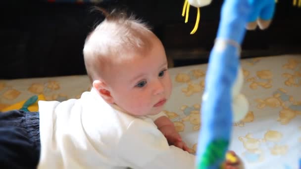 Niño jugando en la cama — Vídeos de Stock