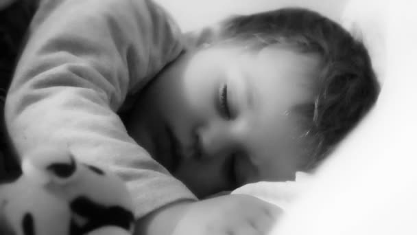 男孩睡在床上的玩具 — 图库视频影像