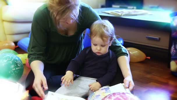 Mamma och pojke läsa berättelser — Stockvideo