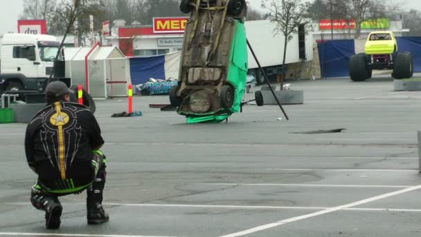 Carro esmagamento no stunt show — Vídeo de Stock