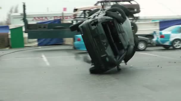 Aplastamiento y vuelco del coche — Vídeo de stock