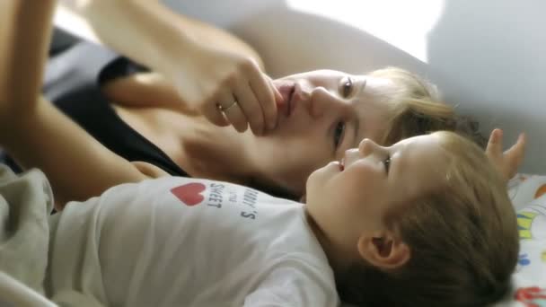 Mother and boy reading stories — Stock Video