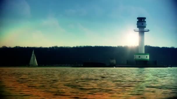 Latarnia morska, budynek o zachodzie słońca — Wideo stockowe