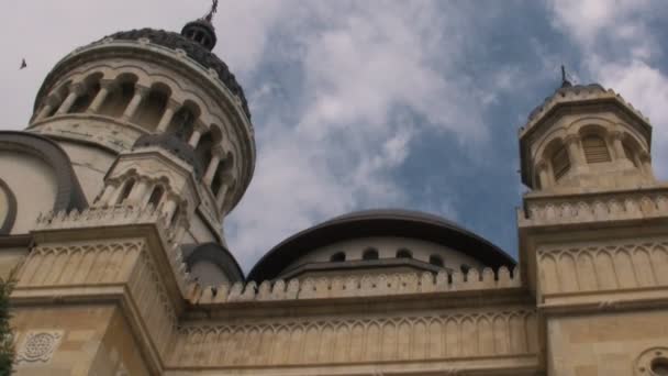 Iglesia contra el cielo nublado — Vídeo de stock