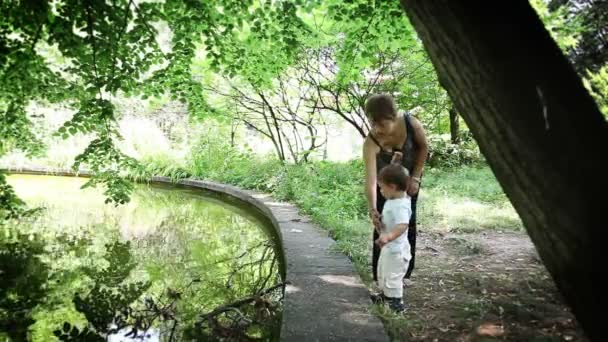 Mamma och pojke vid sjön — Stockvideo